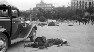 ICULT  BARCELONA  LA METROPOLI EN L ERA DE LA FOTOGRAFIA 1860-2004  7  7  Agusti Centelles - Morts a la Placa Catalunya  19 de juliol de 1936   MECD  Archivo Fotografico Agusti Centelles